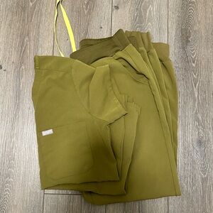 Figs Scrub Set in Martini Olive